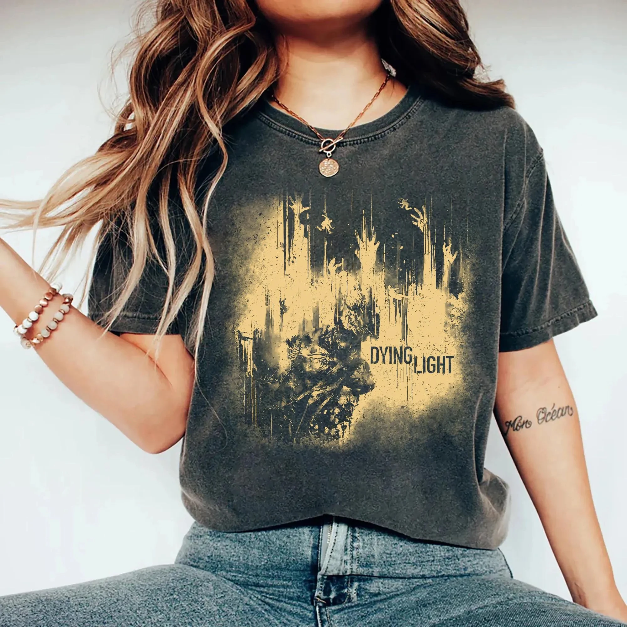 الموت ضوء الوحش قميص لعبة الرعب قميص غيبوبة بقاء الألعاب تي شيرت أسود عادية طاقم الرقبة للجنسين الرجال النساء جميع المواسم