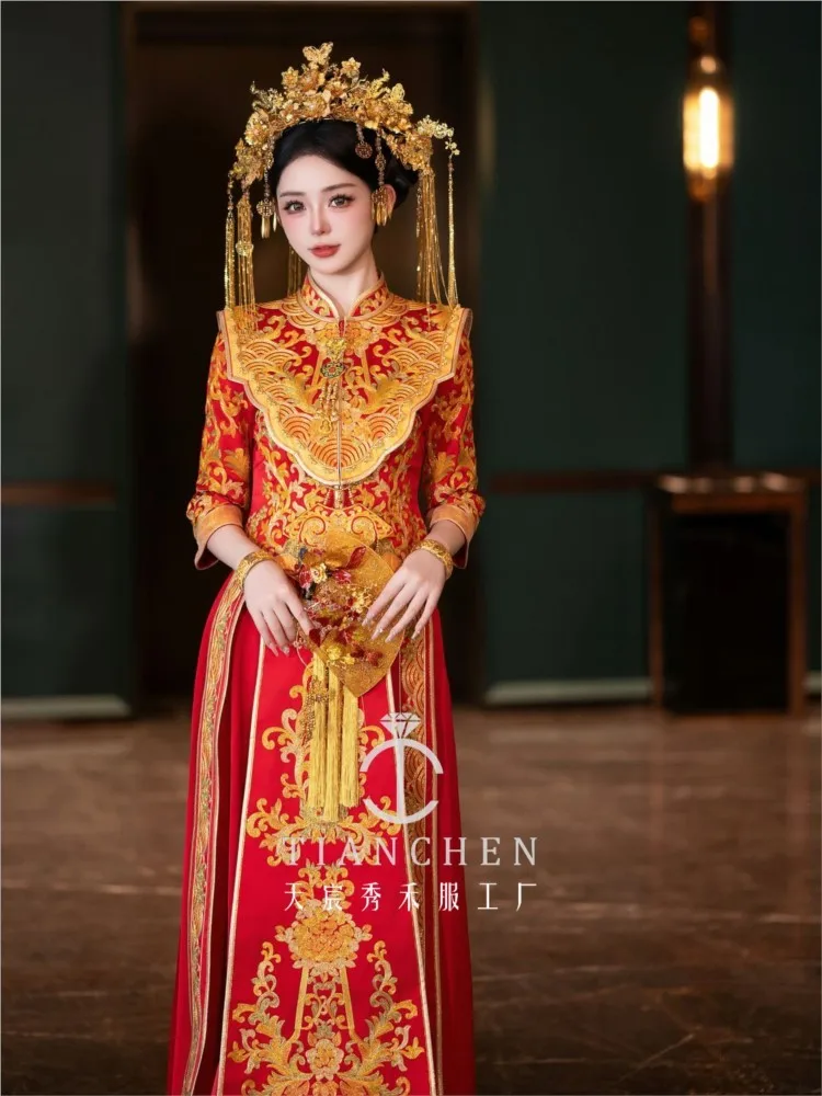 A new Chinese-style wedding dress with gold embroidery and Suzhou featuring long tail large red pendant dragon phoenix gown