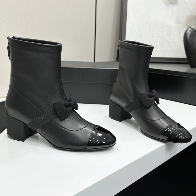 Novas botas curtas femininas de pele de carneiro elásticas de alta qualidade com saltos grossos e grossos detalhes de arco multicolorido 25110809