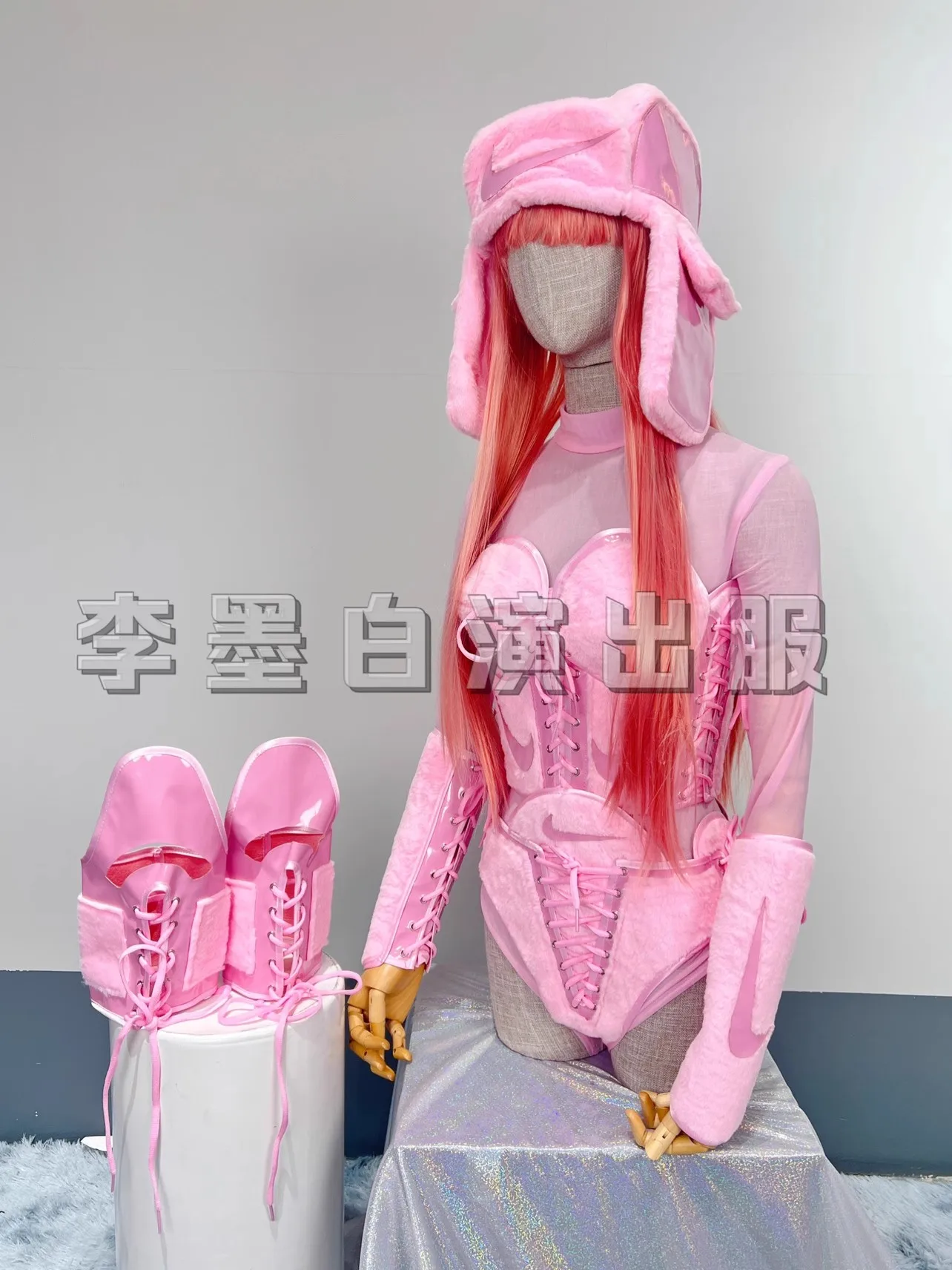 บิกินี่สีชมพูสีเหลืองแบบเย็บปะติดปะต่อกันเซ็กซี่ + บอดี้สูทตาข่าย + แขนเสื้อ + หมวกชุดเต้นรำกลุ่มแสดงไนท์คลับนักร้องบนเวที