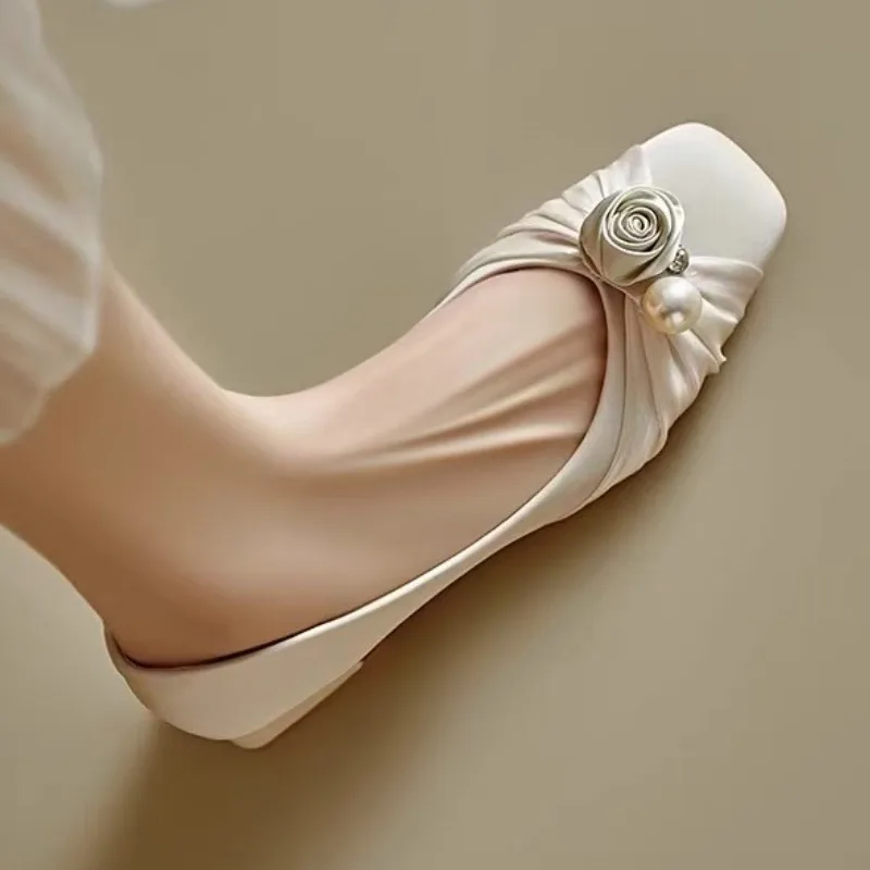2025 einzelne Schuhe Herbst neue spitze Zehen flache Slip Strass Blume weiche Sohle Anti-Rutsch verschleißfeste Low-Top-Schuhe