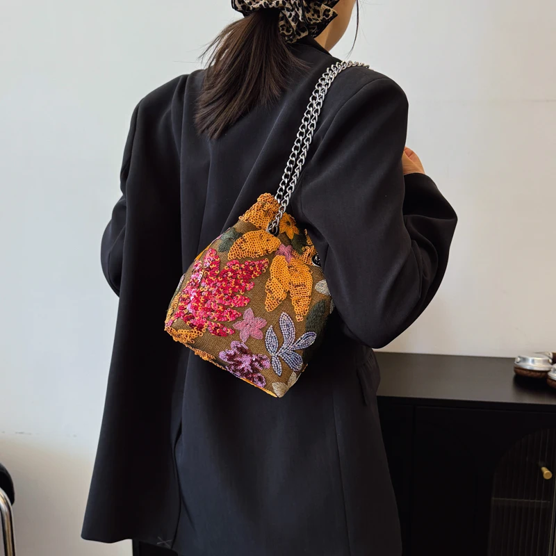 

Spring Seeking Season Simple Niche Design Bag Rivet Metal Technology Sense Single Shoulder Zipper Women's Bag