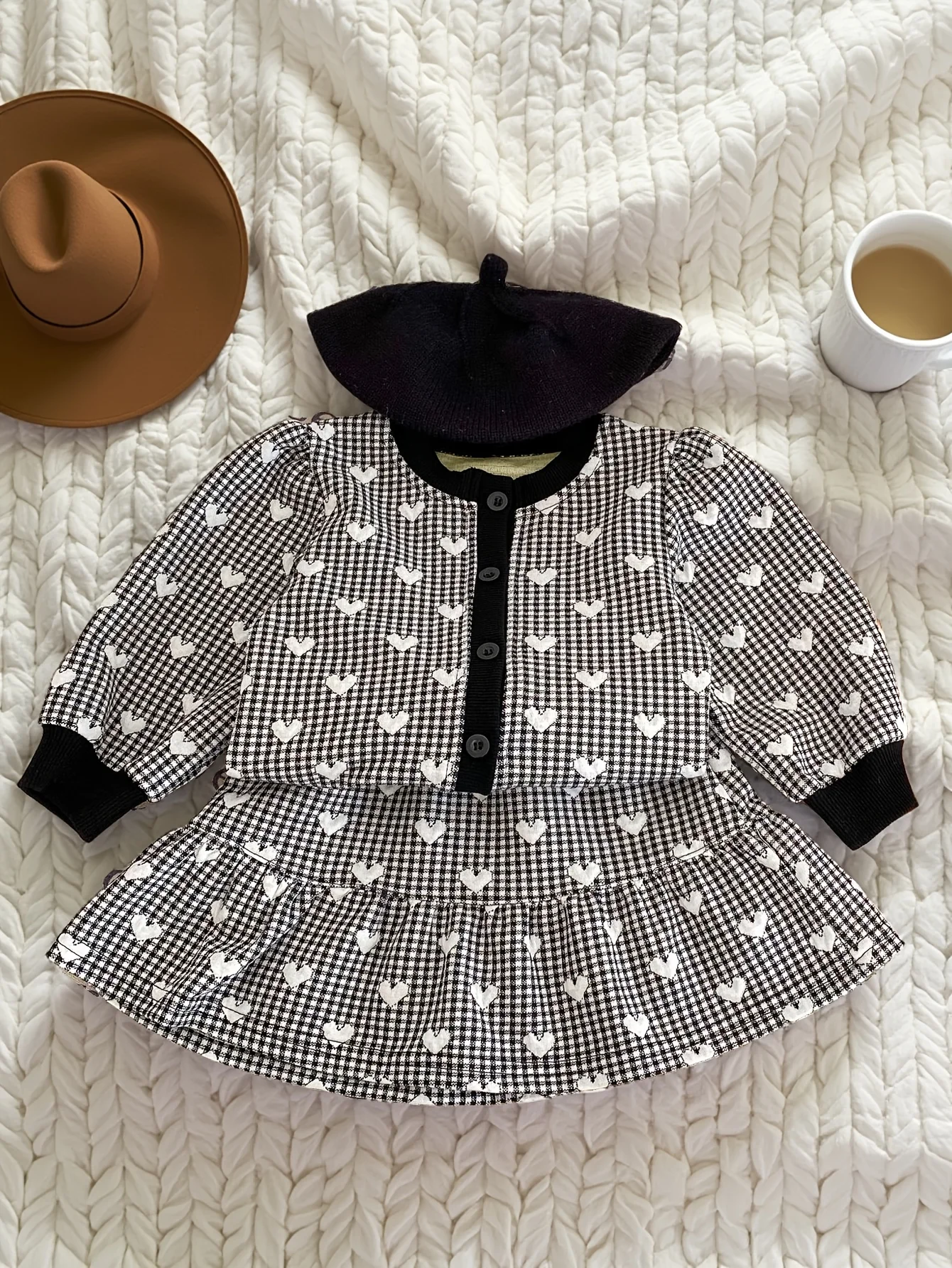 

Spring and Autumn New Fashion Versatile Set for Infants and Girls, Checkered Heart Jacquard Coat+ Short Skirt