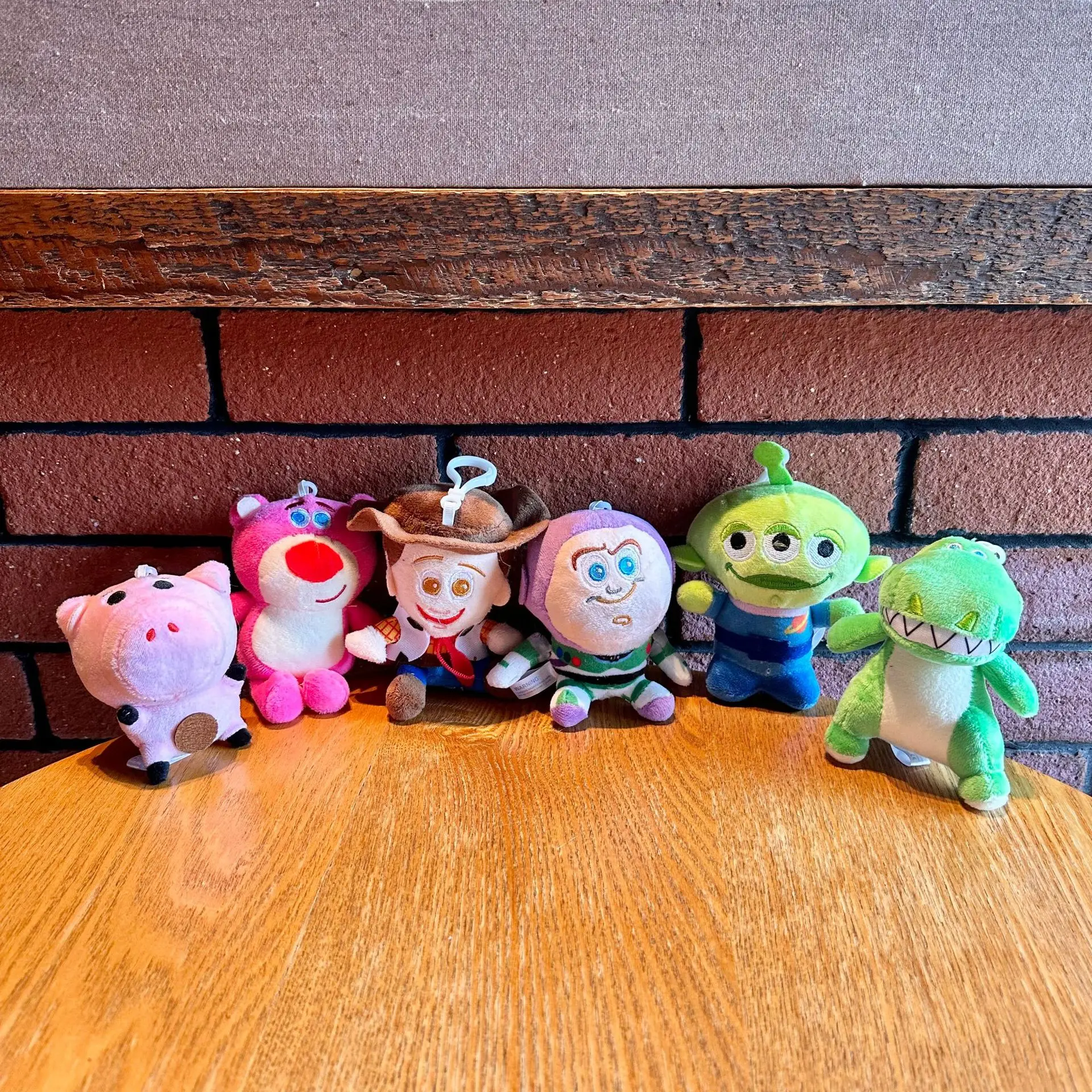 

Набор из 6 плюшевых брелоков «История игрушек»: милые персонажи Вуди, Джесси, Базз Лайтер. Мягкие игрушки-мультяшки. Новогодние подарки.