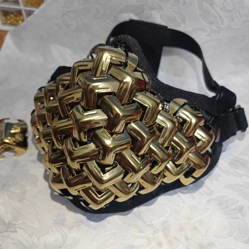 قناع نصف وجه على الطراز القديم للحفلات والنوادي الليلية وأداء المسرح أقنعة سوداء لعيد الميلاد والهالوين وأغطية الرأس الذهبية