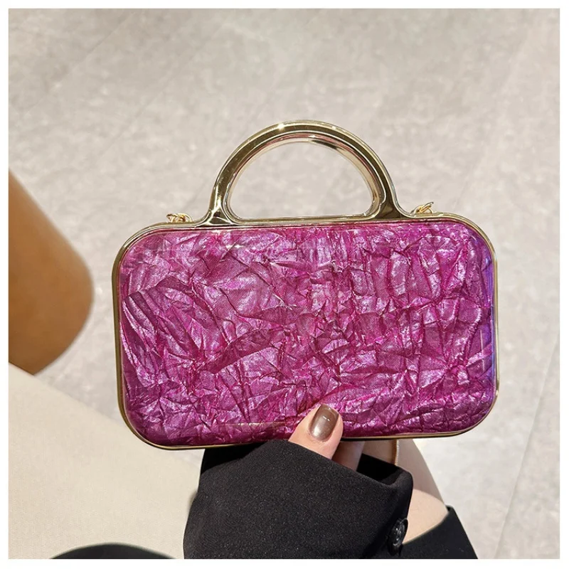 حقيبة يد نسائية عصرية بنمط زجاجي لعام 2025 حقيبة كتف مربعة الشكل حقيبة كروس من مادة PVC حقيبة مأدبة لامعة