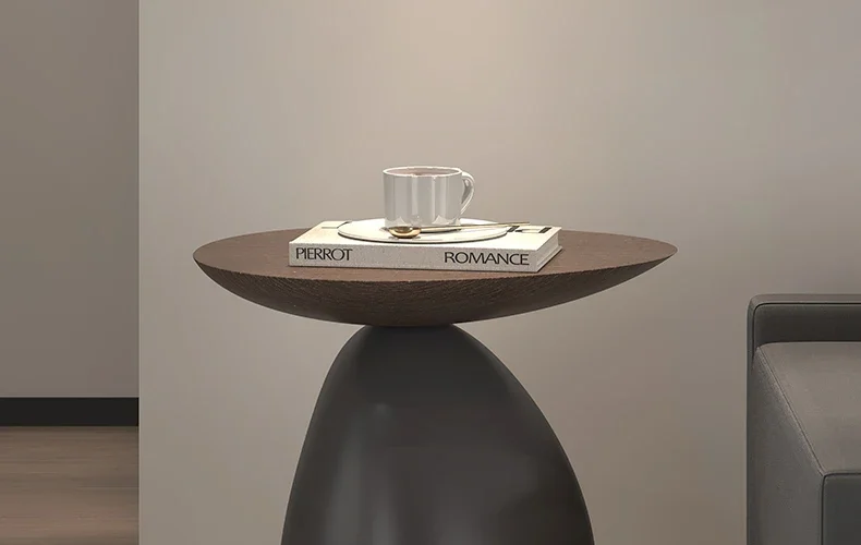 عدد قليل من زخارف السقف إلى الأرض بجوار الأريكة البسيطة، وغرفة معيشة هادئة لتخزين أحجار طاولة القهوة للارتفاع