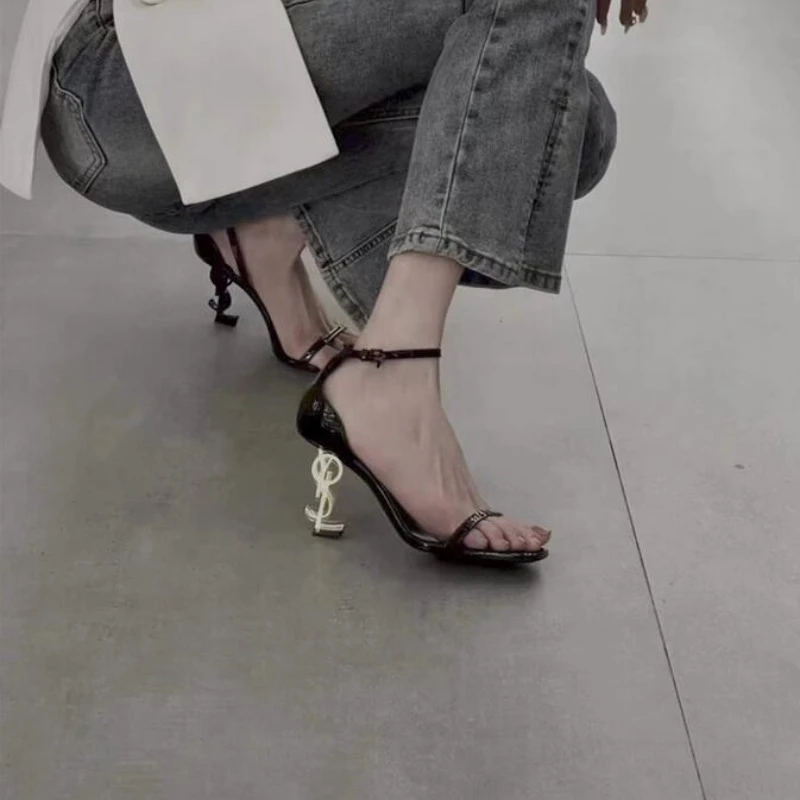 2025 Maillard, tacones altos a la moda para mujer, sandalias sexis con punta abierta y tacón con letras y cabeza cuadrada de charol de una pieza para mujer