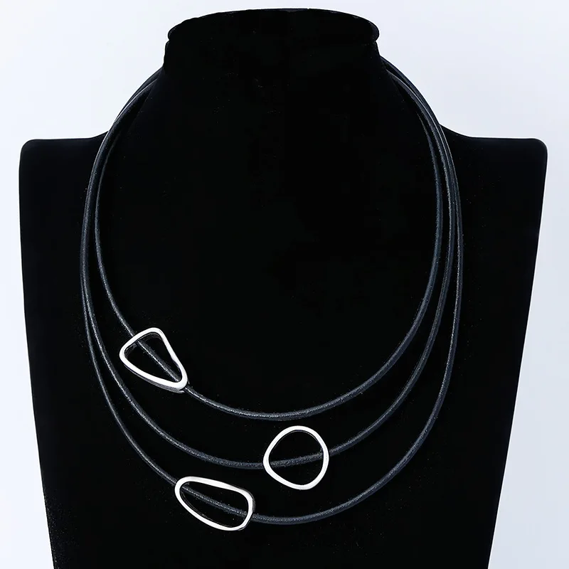 Accesorios DIY especiales para collares europeos y americanos, cuerda de cuero multicapa, collar corto de metal para mujer, estilo retro y personalizado.