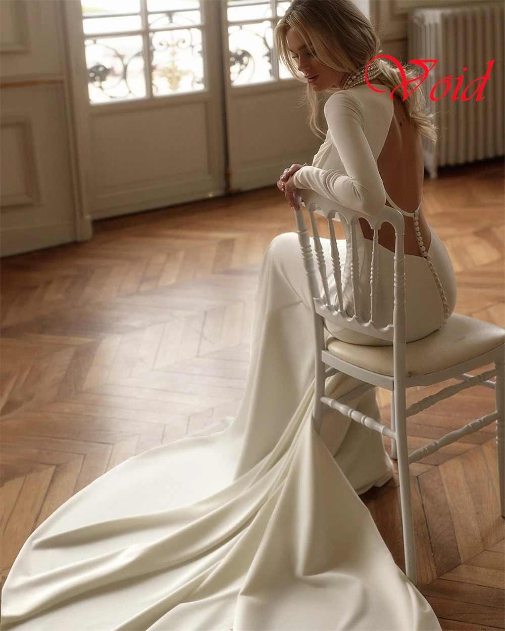 カスタマイズされたホワイトジャージーブライダルドレスエレガントなストラップレス長袖ウェディングドレスチャペルトレインボタンバックマーメイドドレス
