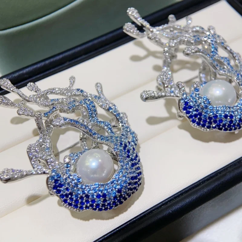 

SGARIT Designer Style Niche Micro Inlaid Zircon Water Spray Shaped Brooch Temperament Pearl Retro Broche Pin for Women and Men