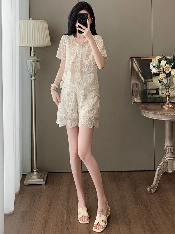 

Fashionable Lace Short Sleeve Two-Piece Set Women's Slimming Top Shorts Ensemble Elegant Summer Outfit Shortened Pants