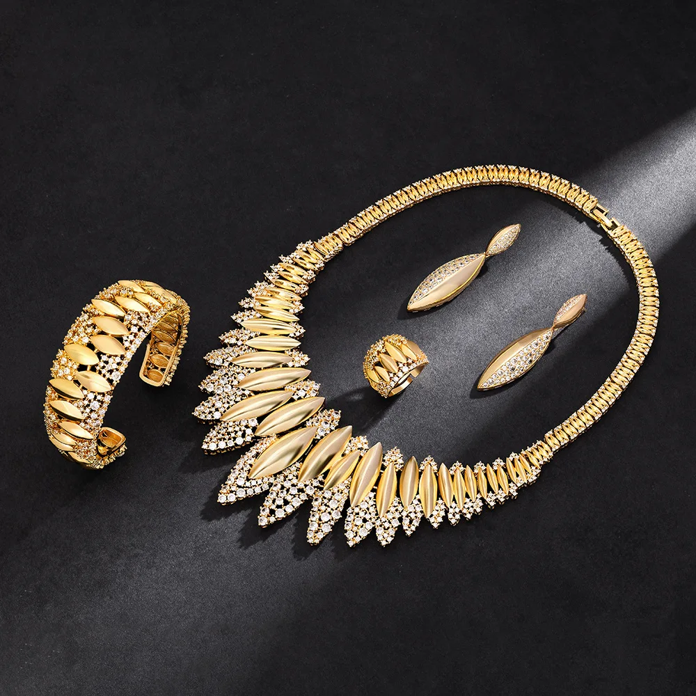 

Ensemble de mariage élégant et sophistiqué, en diamants pleins, brillant et raffiné, pour des fêtes et des banquets de mariées.