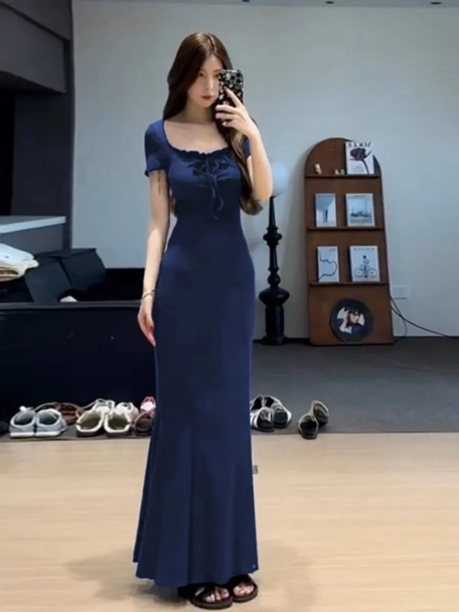 Elegancka czarna francuska sukienka bodycon damska, podkreślająca talię, syreni krój maxi do kostek, jesienna, szykowna, modelująca sylwetkę długa sukienka.