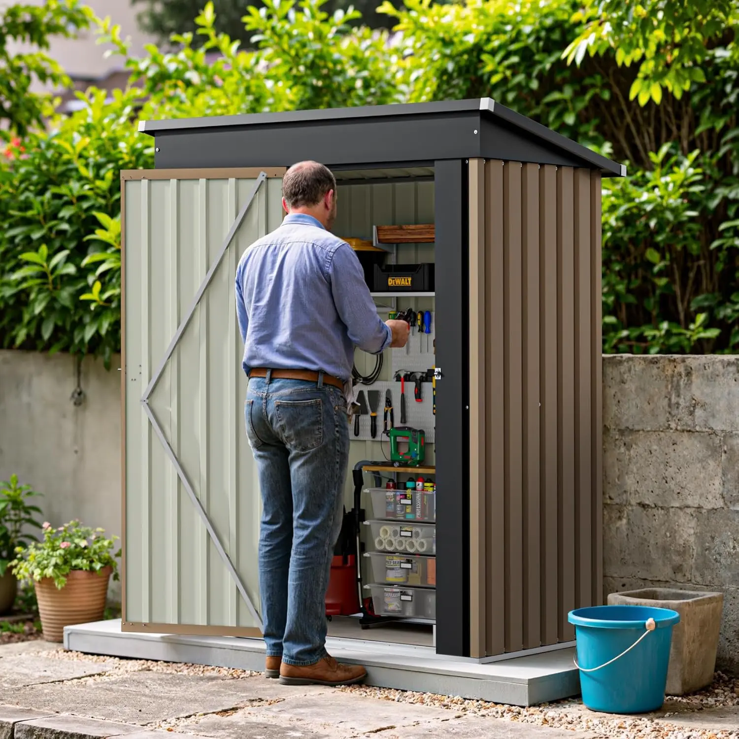 سقيفة تخزين معدنية للفناء بطول 5 × 3 أقدام مع أبواب قابلة للقفل، وتخزين خارجي للدراجة في الفناء الخلفي وحمام السباحة والحديقة باللون البني