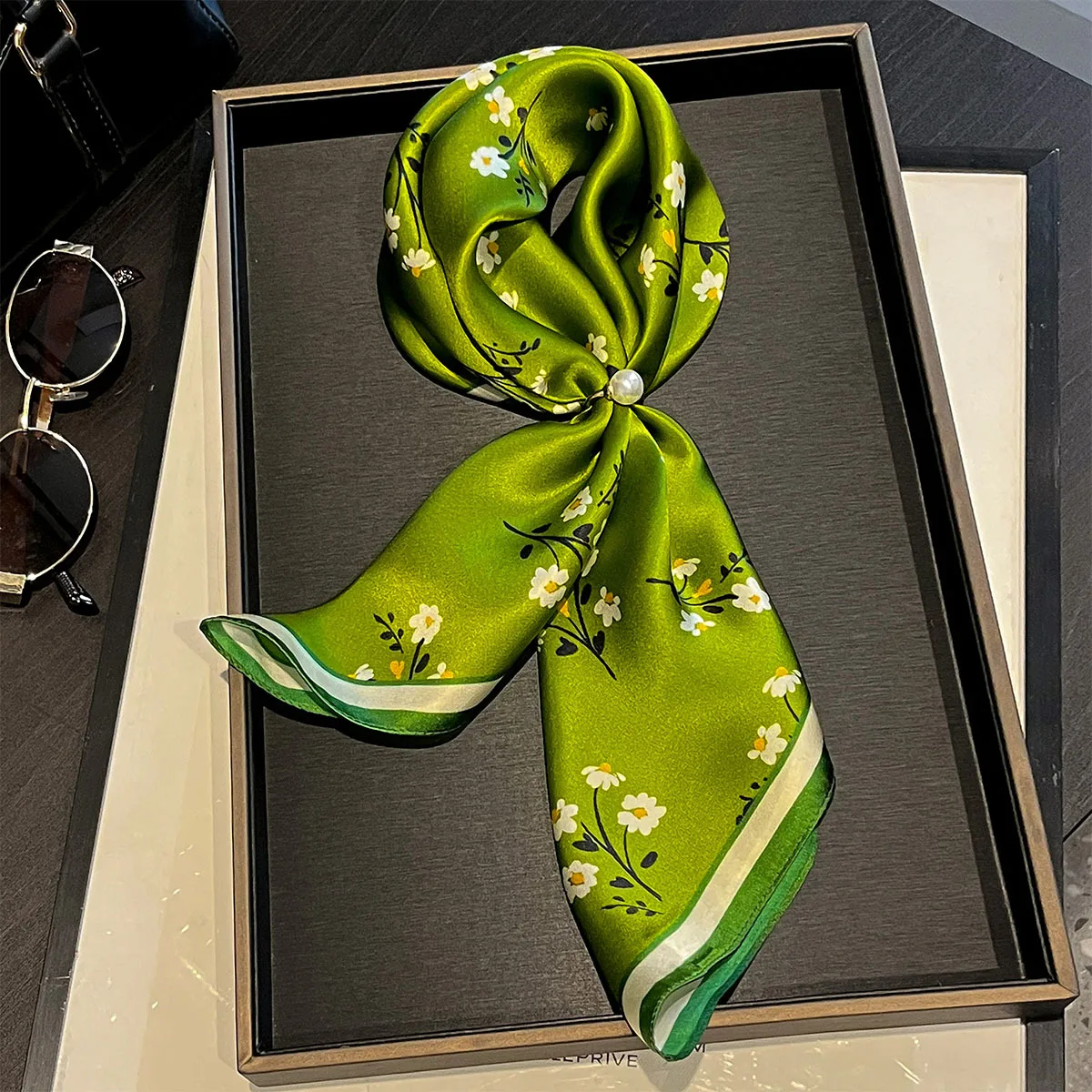 

Дизайнерский квадратный шейный платок с цветочным принтом 65 см, женский шарф из натурального шелка, роскошная хлопковая шаль с принтом 2025, женский хиджаб, бандана, повязка на голову