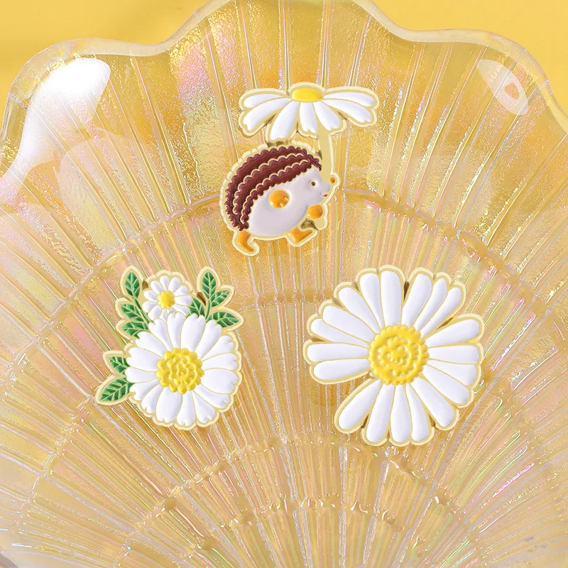 Flower Brooch Cartoon Hedgehog Daisy Metal Badge Small Gift Wholesale Lapel Pins for Backpacks Cap Pin Backpack Accessories Bag