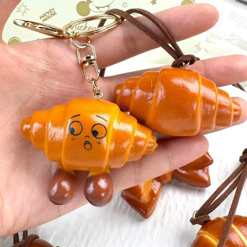 Realistischer handgefertigter Croissant-Brot-Anhänger Schlüsselanhänger Niedlicher Lebensmittel-Charm für Taschen, Autos, Schlüsselringe, Küchendekoration, Geschenke – Detail 2