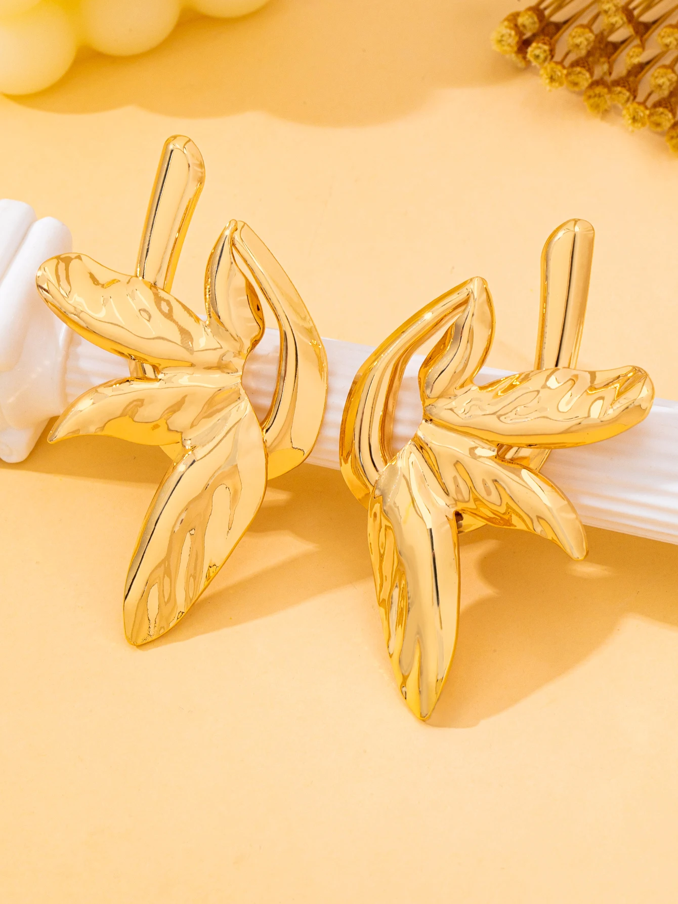 Shiny Thick Gold Abstract Leaf Hoop Earrings for Women, Irregular Texture Plant-Shaped Ear Clips, Modern Minimalist Style Exaggerated Jewelry