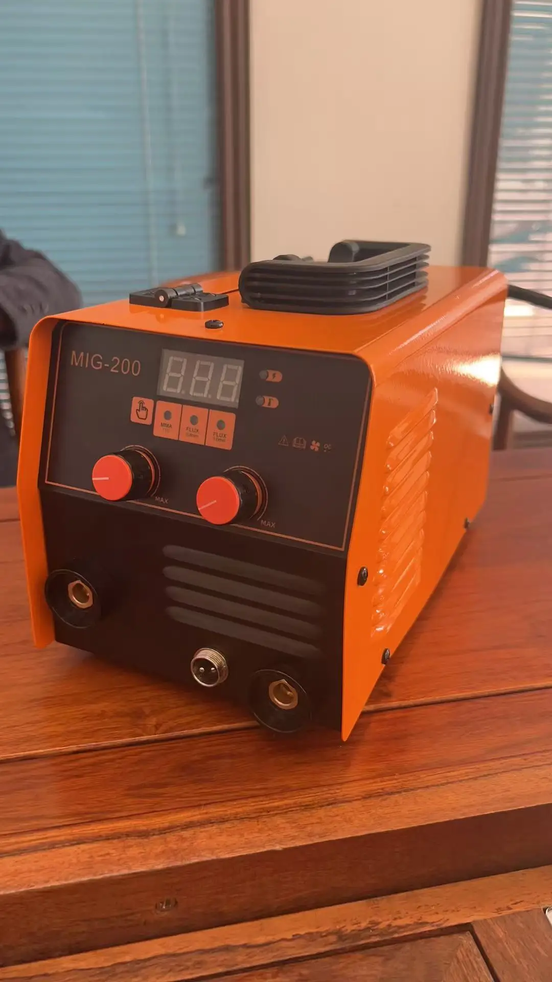 SIOGEE MIG-200 High-Power Inverter Welder Stainless Steel Plates  less 220V 4.5KVA 60% Cycle 1.0mm Wire 3-Year