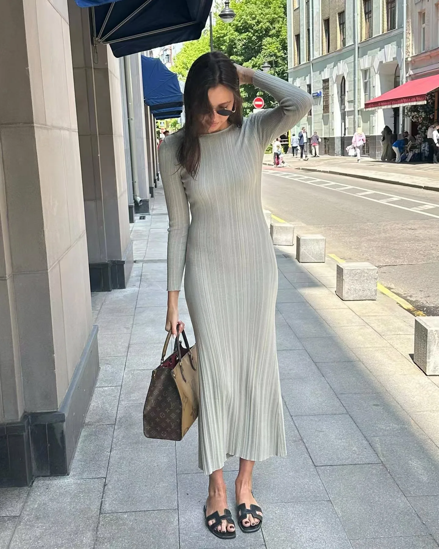 Long-sleeved dress with a casual design, featuring a drawstring waist and a slit at the hem