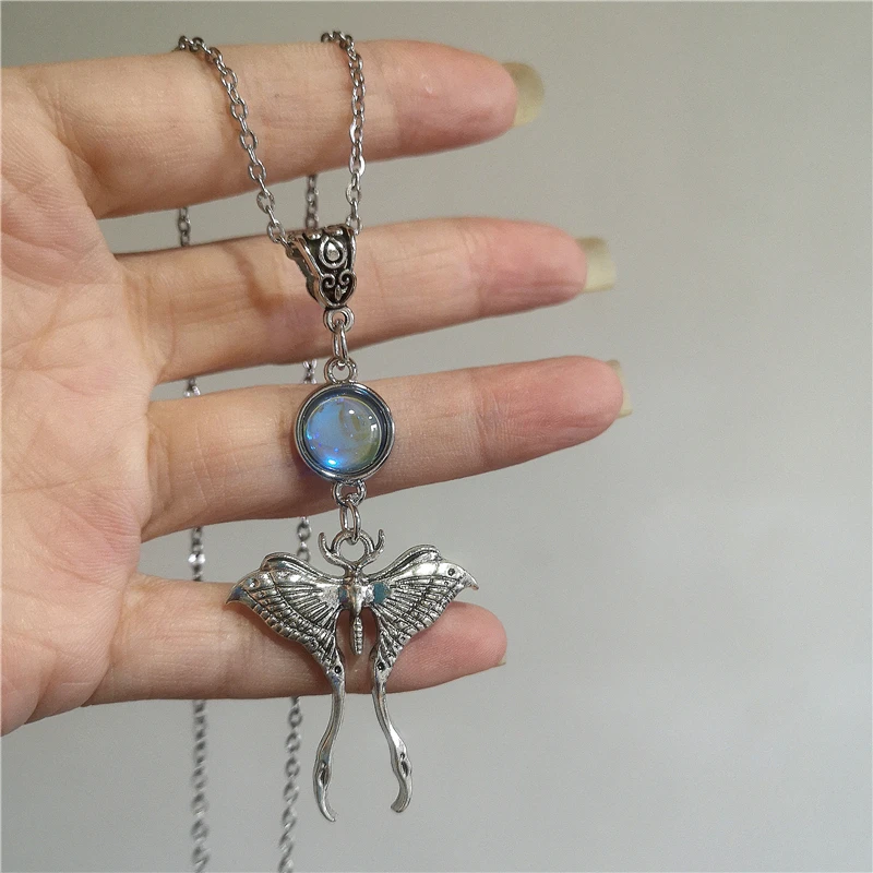 Vintage Gothic Mondstein Kristall Motte Insekten Schmetterling Anhänger Halskette Personalisierter Halloween Grunge Schmuck Accessoires