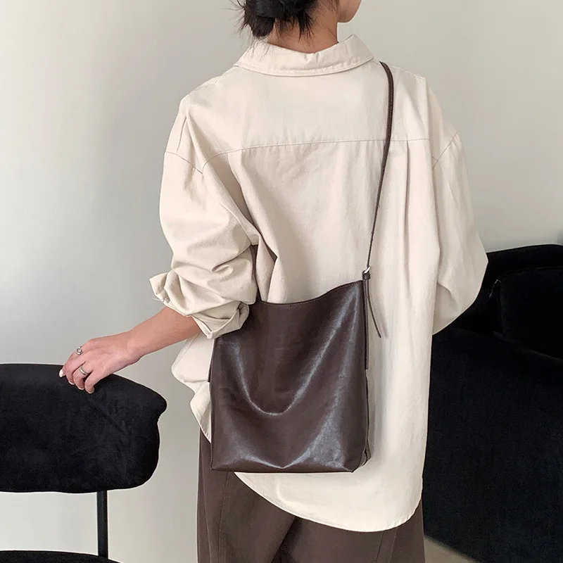 

First Layer Vegetable Tanned Cowhide Bucket Bag Minimalist Retro Texture Leather Casual Commuter Shoulder Messenger Bag