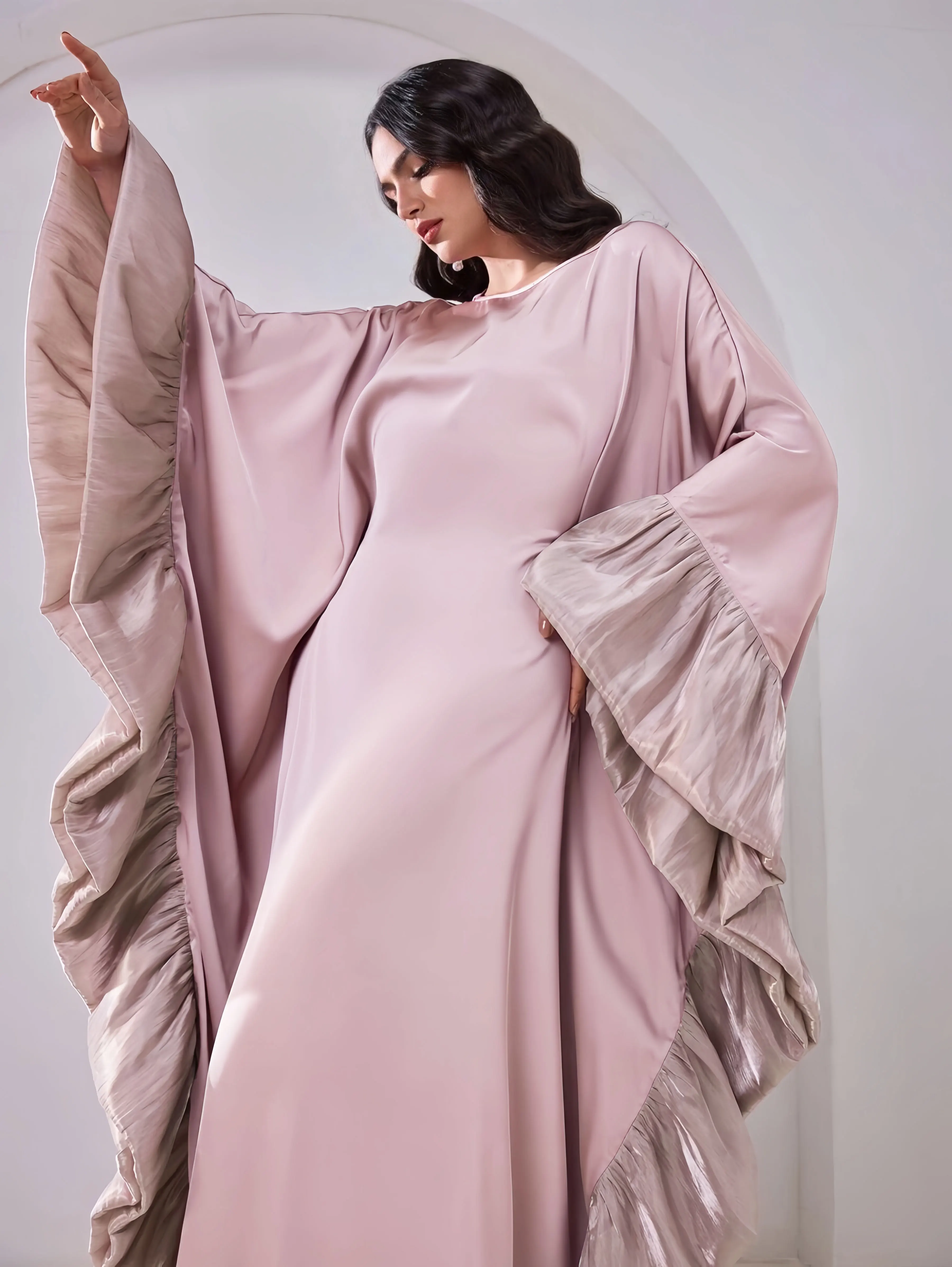 Dubai moslim dames roze satijnen abaya met gegolfde elegante lengte kledingstuk bescheidenheid en high fashion flair voor speciale gelegenheden