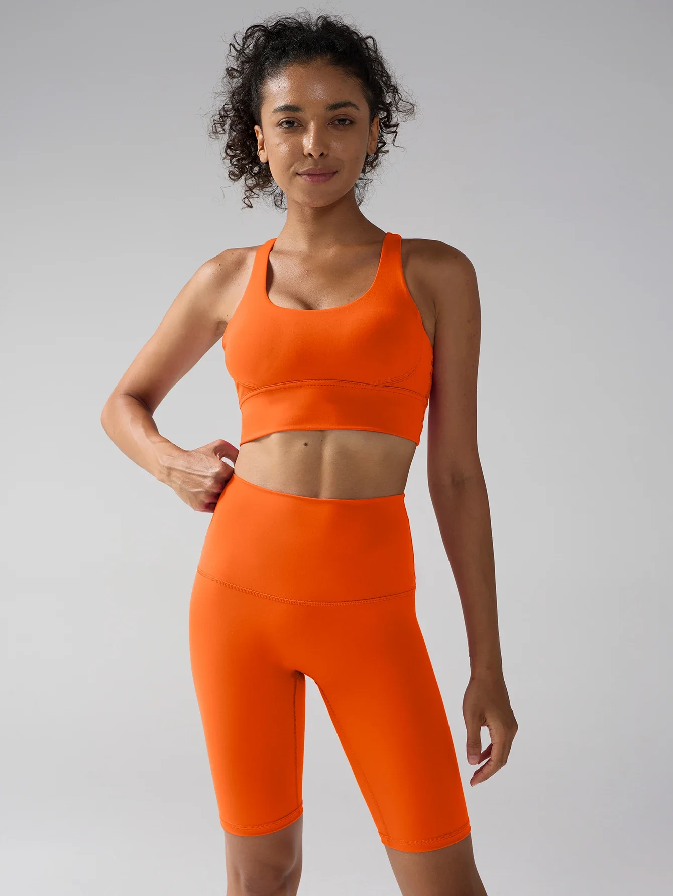 

Спортивный комплект из 2 предметов для женщин: топ и леггинсы для фитнеса и тренировок