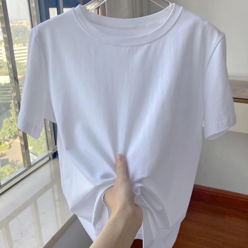 A solid-color T-shirt suitable for all seasons—a versatile layering piece with a relaxed, clean, and casual fit.