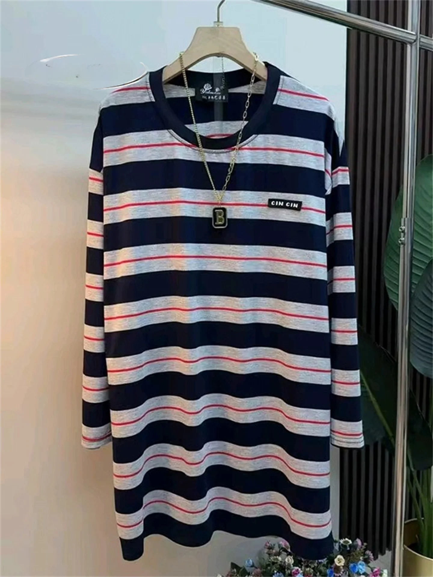 

Эффективный эффект похудения: свободный полосатый топ с длинными рукавами, скрывающий недостатки фигуры, омолаживающий, универсальный, в гонконгском стиле, для ранней осени, большие размеры.