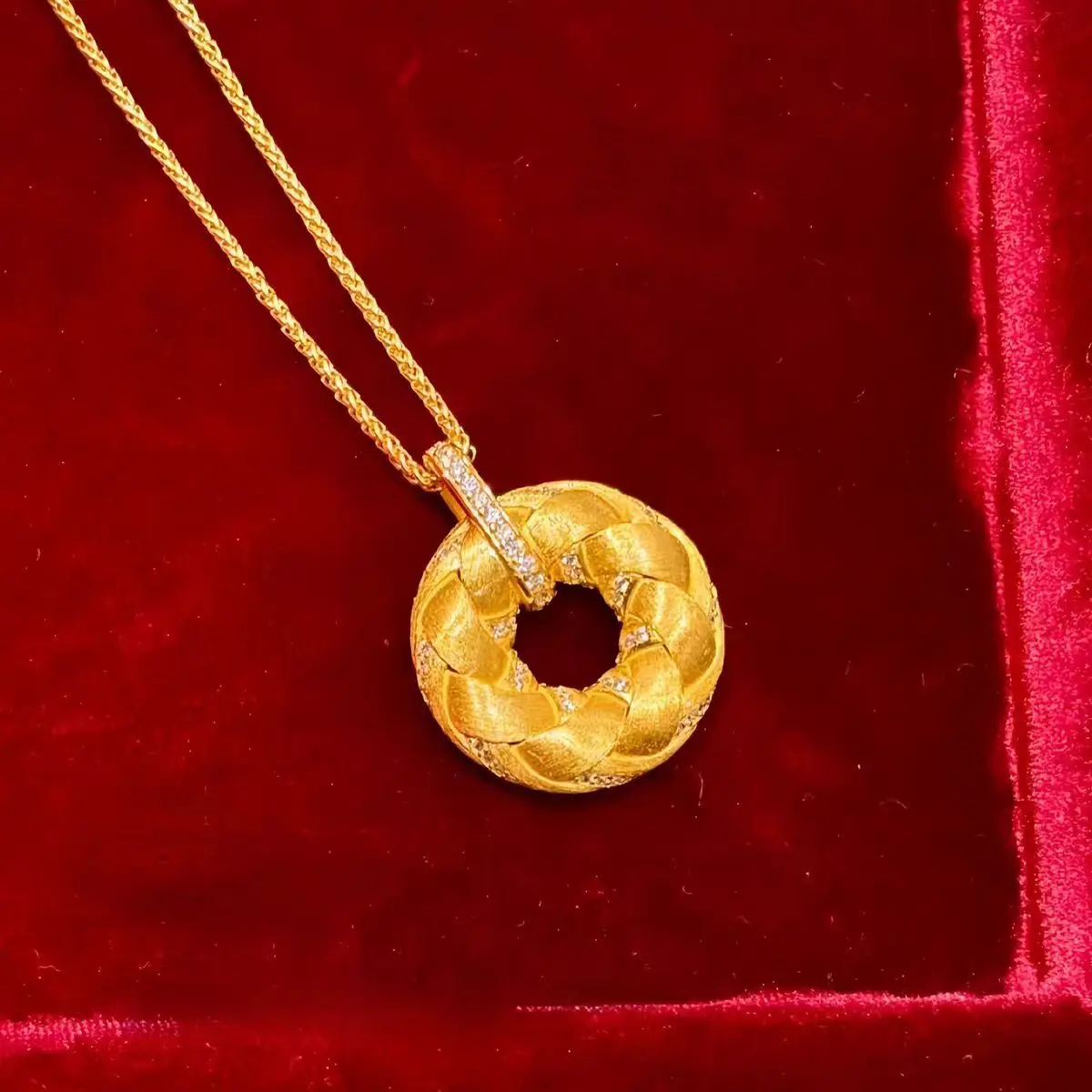 Exquisite Pure Gold Crystal Inlaid Woven Donut 3 Piece Set Women 24K Gold AU999 Advanced Texture and Noble view 5