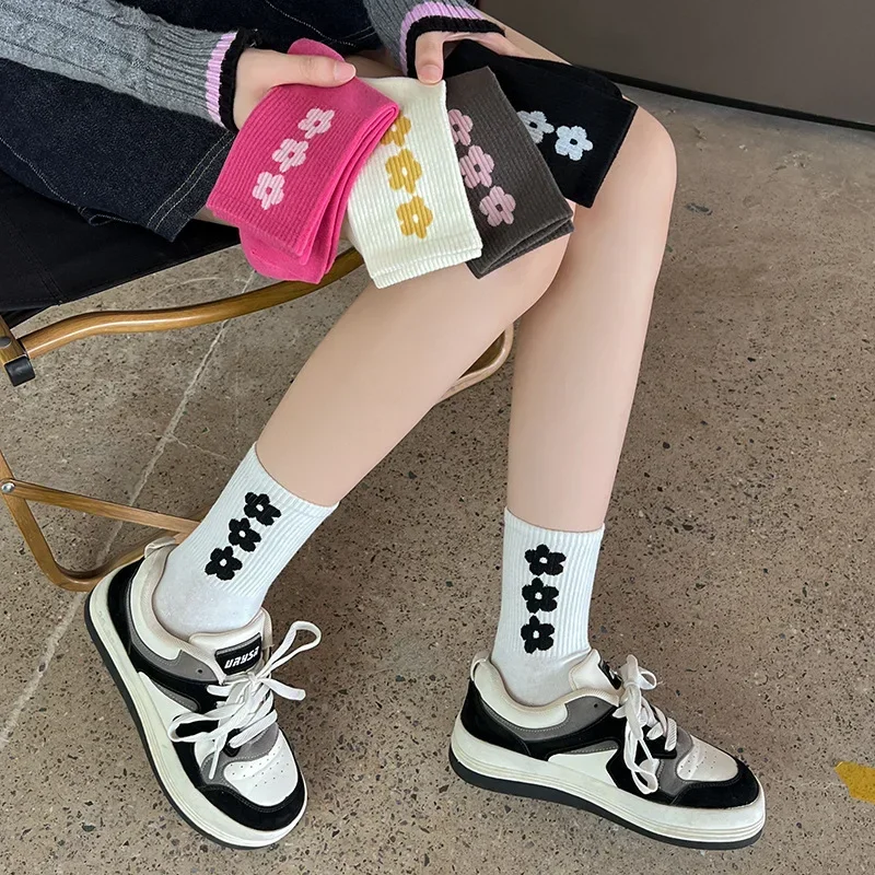 

Носки женские хлопковые с цветочным принтом, вязаные эластичные длинные, повседневные модные, в стиле хип-хоп, для скейтборда, черные белые