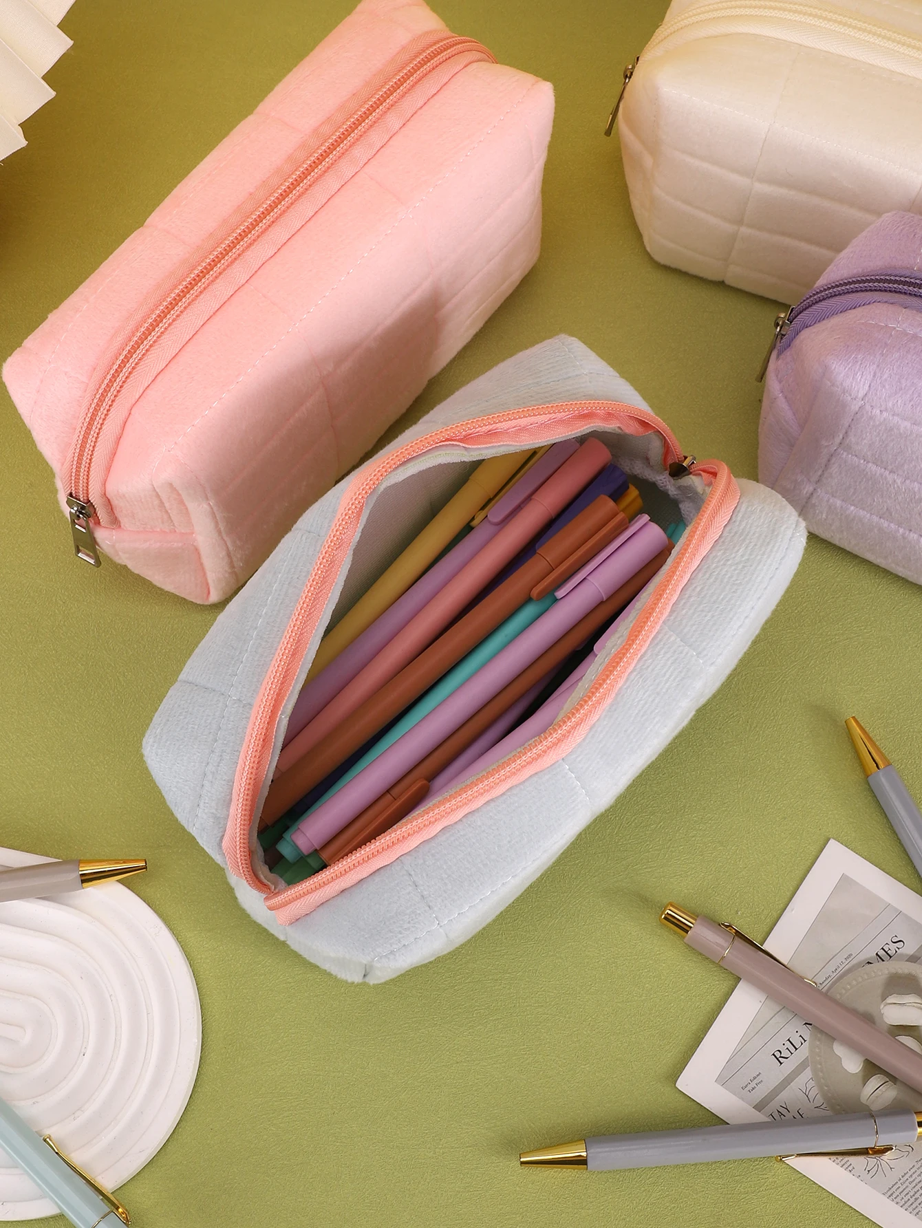 Tas Pensil Berbahan Plush Quil - Stationery Supply ulasan dan harga