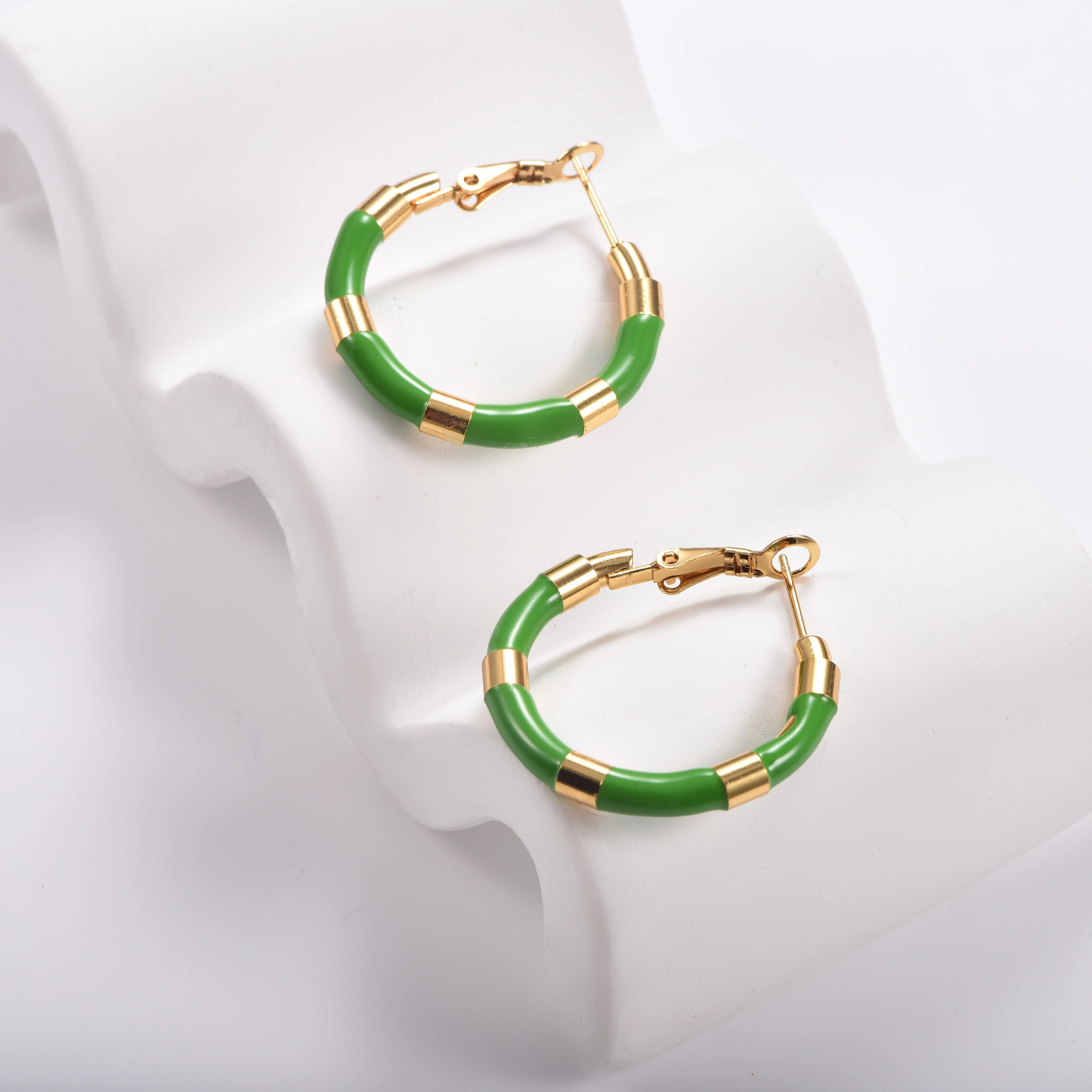 Bunte Emaille-Bambus-Creolen für Frauen, 18K vergoldete Edelstahl-Ohrringe, Dopamin-Farbblock-Kreis-Ohrschmuck – Detail 2