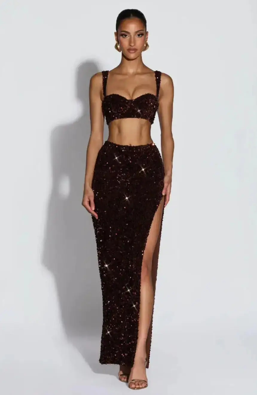 ชุดราตรีสองชิ้นประดับเลื่อมสีเบอร์กันดี ดีไซน์หรูหรา ผ่าสูง พร้อมเชือกผูกด้านหลัง สำหรับโอกาสพิเศษ ปี 2026