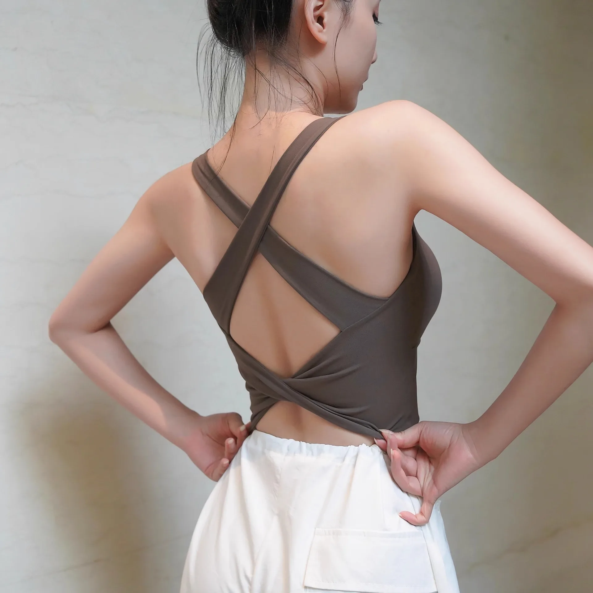 

Летняя сексуальная женская йога с коротким рукавом на спине, перекрестные ремни, фиксирующая чашка, противоударная нагрудная накладка, майка, дышащая эластичная мягкая футболка