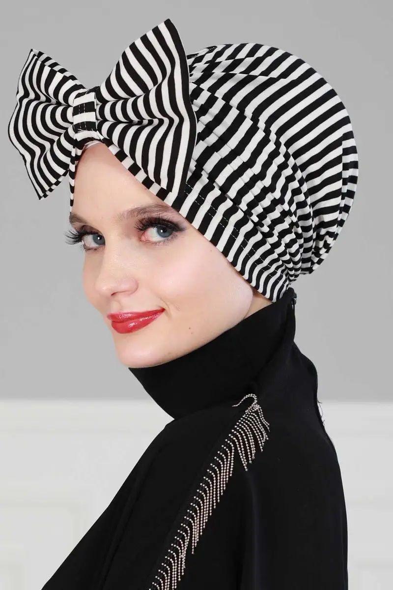 Arco gigante com osso preto