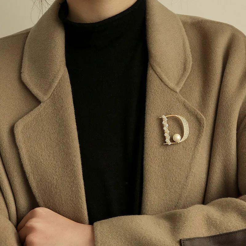 Luxury Brooch For Coat Suit Bling Crystal Pearl D Type Letter Buckles Brooches Pins Decoration Korean Fashion Jewelry