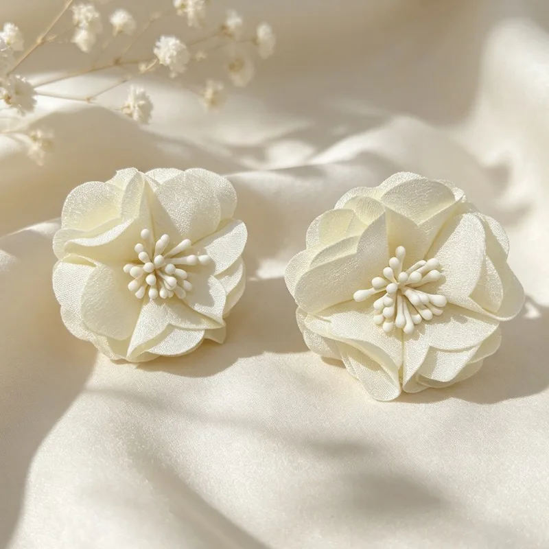 Neue Chiffon-Spitzen-Blumen-Ohrclips für Damen, nicht durchstechend, exquisite bunte 3D-Blumen-Ohrclips, Urlaubs- und Strand-Schmuck. – Detail 4