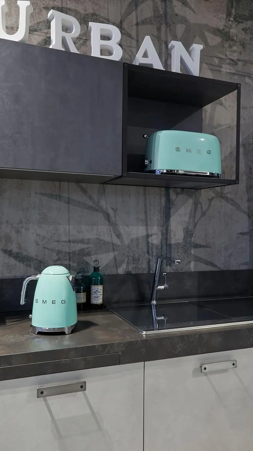 Smeg 50's Style Retro Aesthetic 4 Slice Toaster 6 Presets with 4 Extra Wide Slots Pastel Green