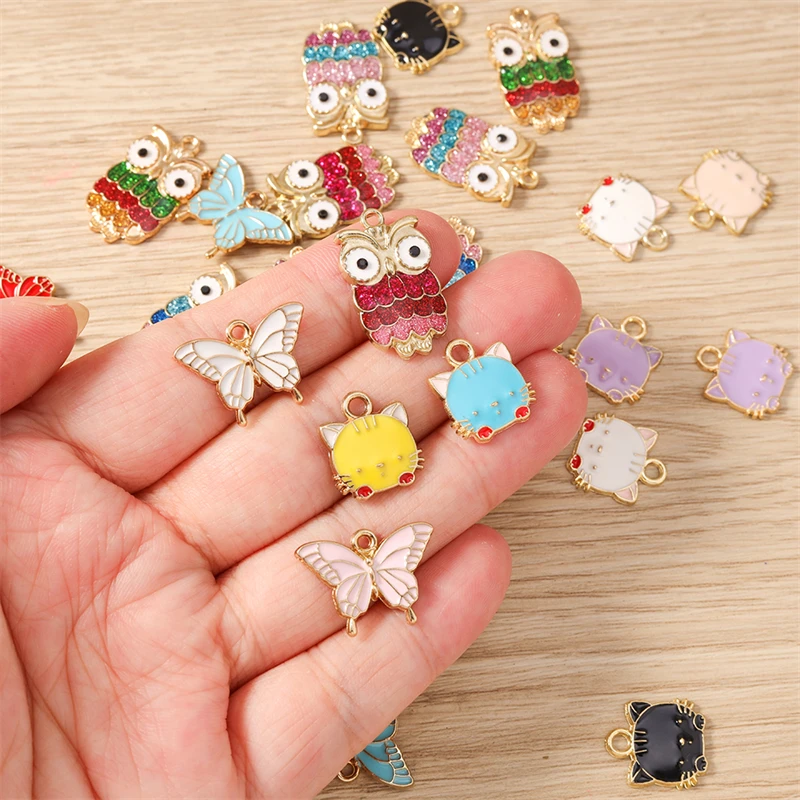 10 Stück niedliche, gemischte Emaille-Anhänger in Tierform (Schmetterling, Eule, Katze) für die Schmuckherstellung, zum Beispiel für Ohrringe, Halsketten und DIY-Bastelarbeiten. – Detail 2