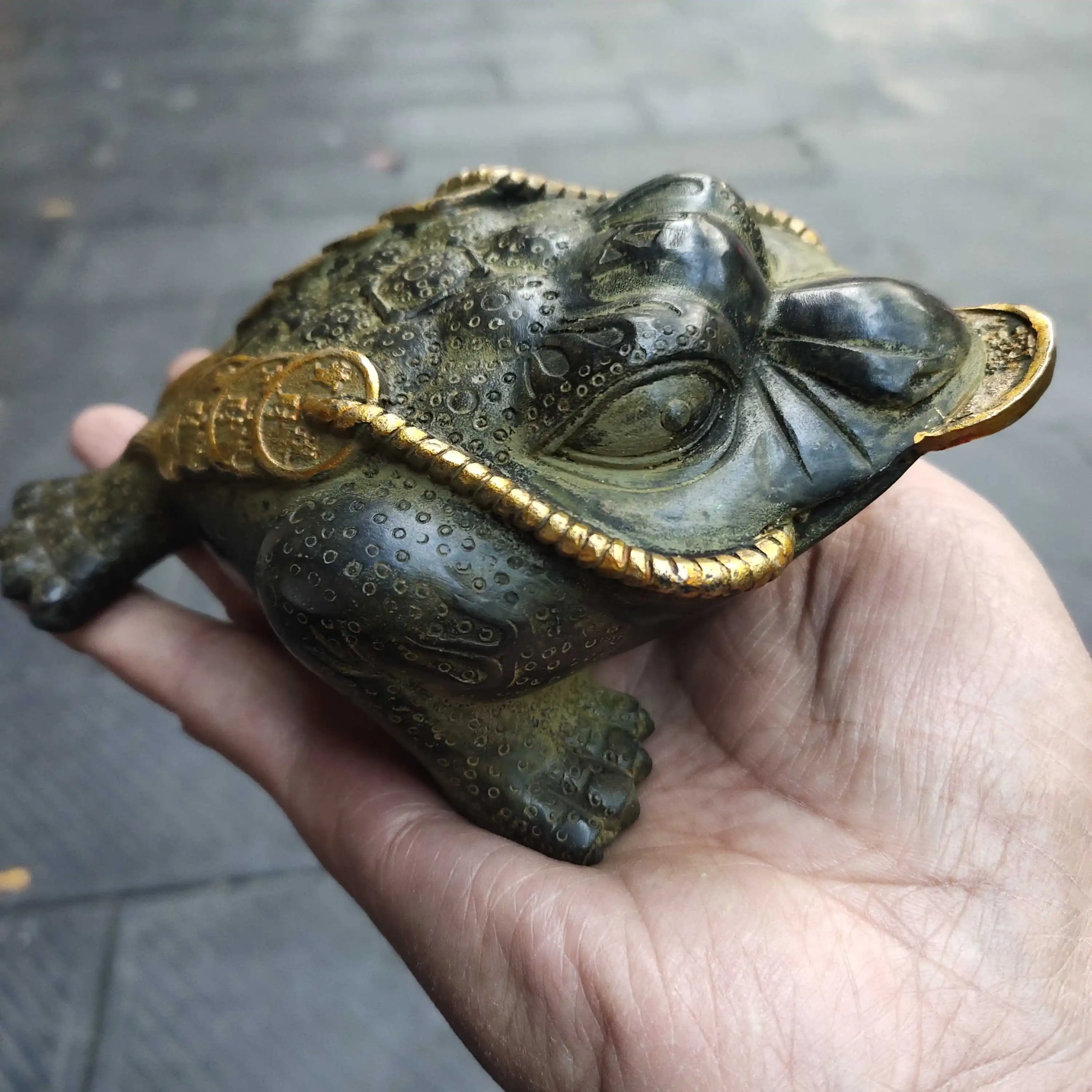 

Antique Bronze Miscellaneous Collection Pure Copper Three legged Gold Toad Wrapped Pulp Old Way Office, Living Room, Home Decor