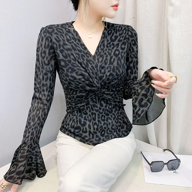 

Black,Korean,Style,Fall,Winter,T-shirt,Sexy,V-Neck,Twist together,Print,Leopard,Women,Tops,Flare Sleeve,Casual,Tees,New,51902
