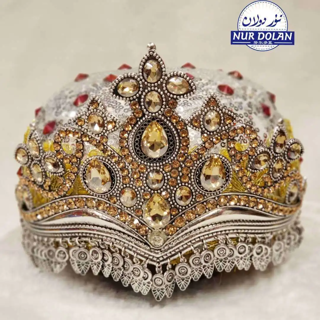 

Синьцзянский этнический стиль, характерная корона, бриллиантовая шляпа, этническая танцевальная шляпа с бриллиантами