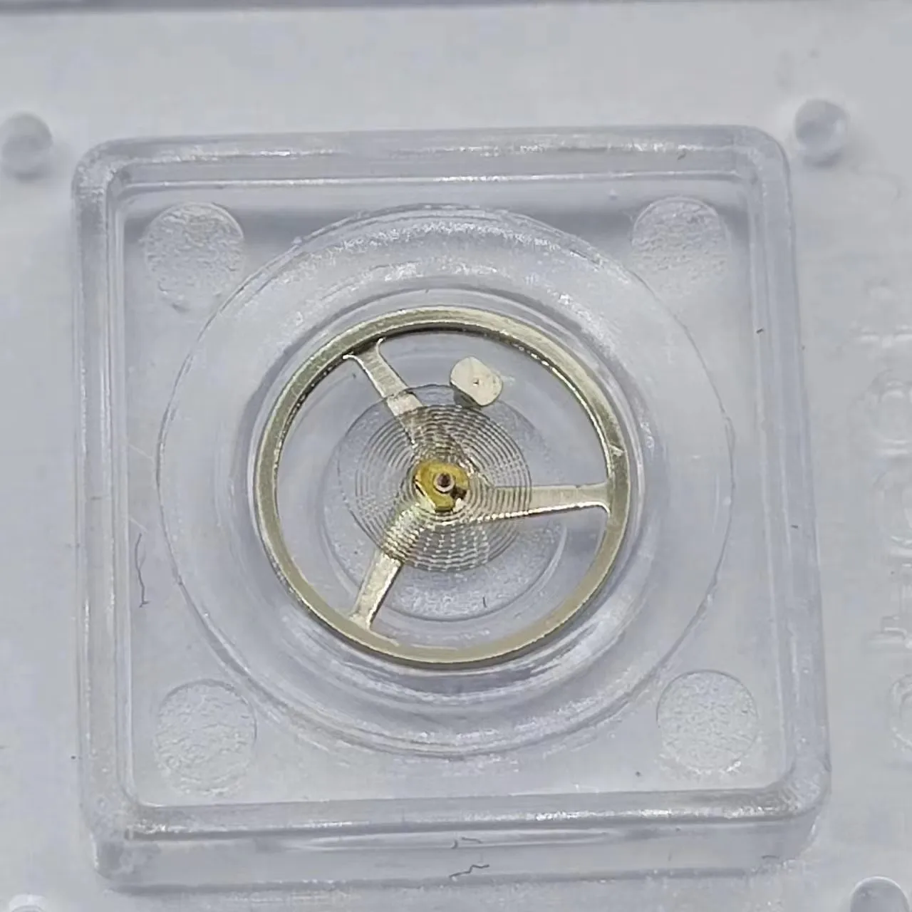 Das Uhrenzubehör eignet sich für 2688-Uhrwerk. Unruh des Uhrwerks. 2688-Uhrwerks Unruh mit vollem Schwung