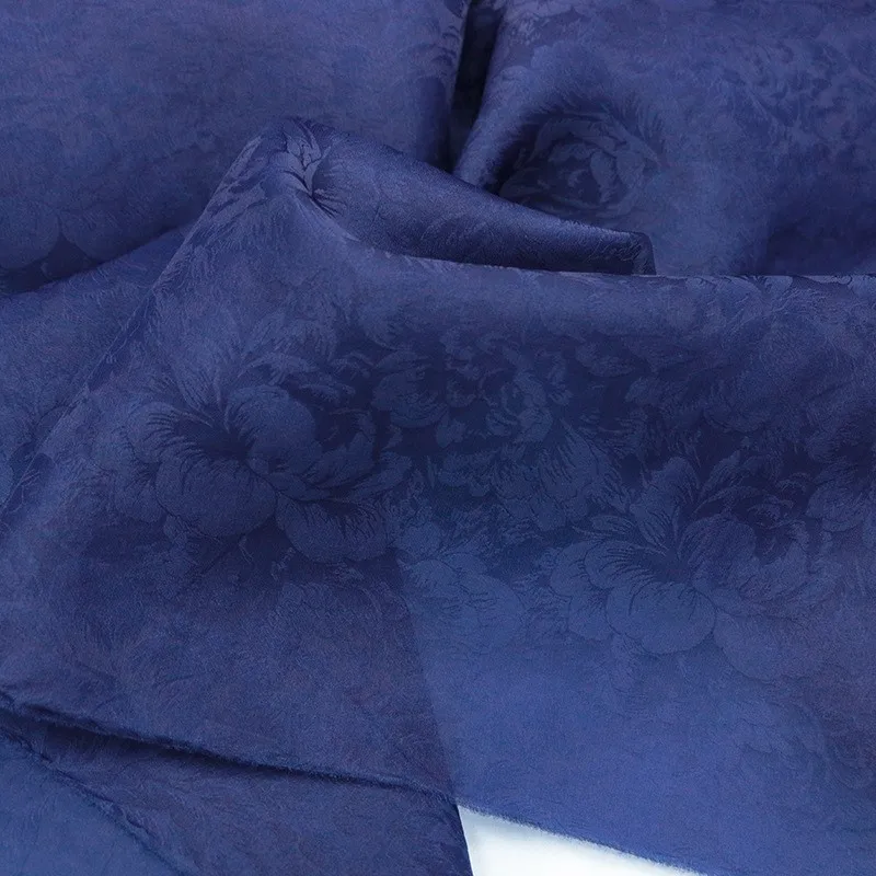

Это дизайнерская ткань для нового Cheongsam в китайском стиле, изготовленная с традиционным растительным жаккардом из шелка индиго.