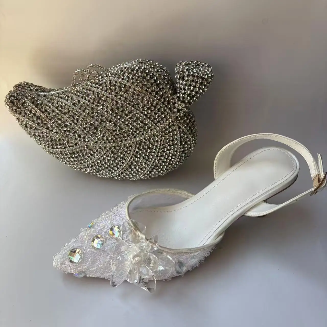 

LNATISNOVA Роскошные серебристые босоножки с острым носком и стразами, в комплекте с вечерней сумкой, женские туфли-лодочки на каблуке-рюмочке с ремешком на пятке
