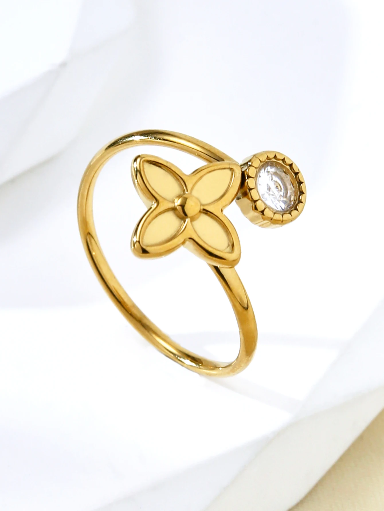 Ins Fashion مزاجه الرجعية الفولاذ المقاوم للصدأ 18K مطلية بالذهب مع الماس جولة أربع أوراق البرسيم زهرة خاتم الإناث