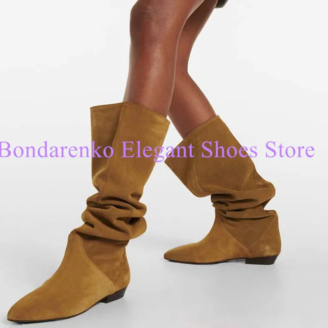 

Коричневые замшевые плиссированные женские длинные сапоги на плоской подошве, модные женские сапоги до колена с острым носком, рыцарские сапоги большого размера, модельные туфли